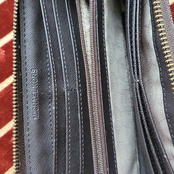 Michael Kors Signature Wallet - Picture 3 of 16